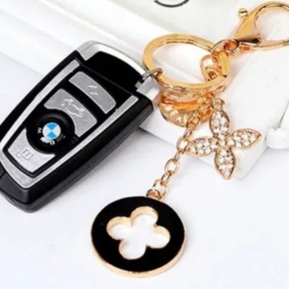 Black enamel clover keychain